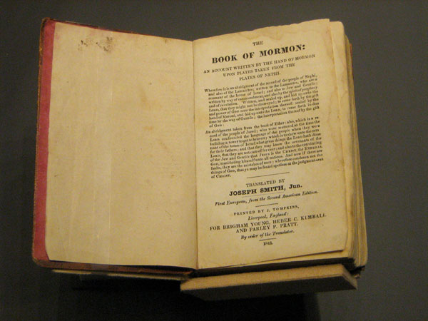 Portada de un Libro de Mormón de 1841. Imagen a través de Wikimedia Commons