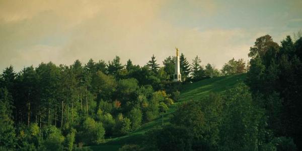 El cerro de Cumorah con el monumento del ángel Moroni, a través de history.lds.org