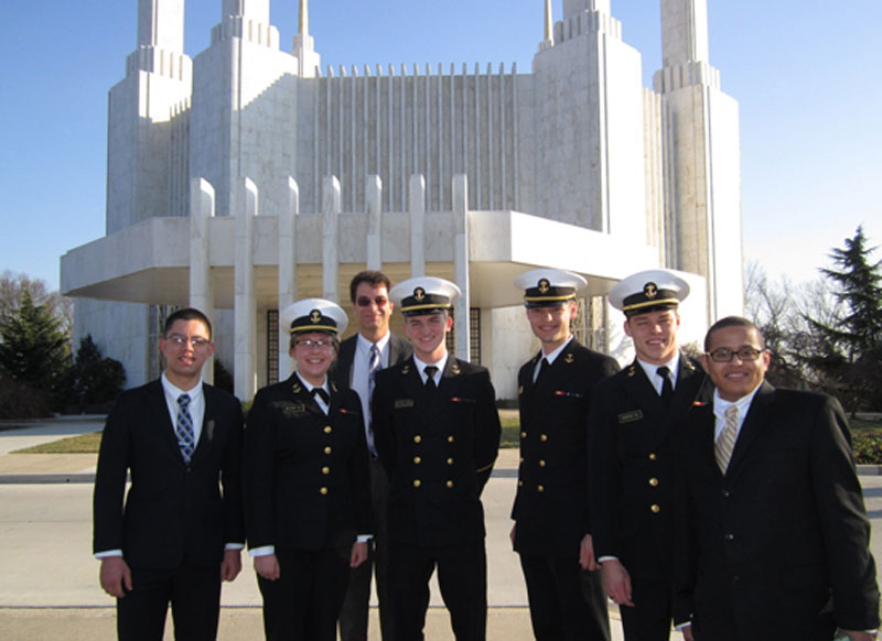 Varios cadetes de la guardia marina asistiendo al templo de Washington D.C. Lea su historia en lds.org