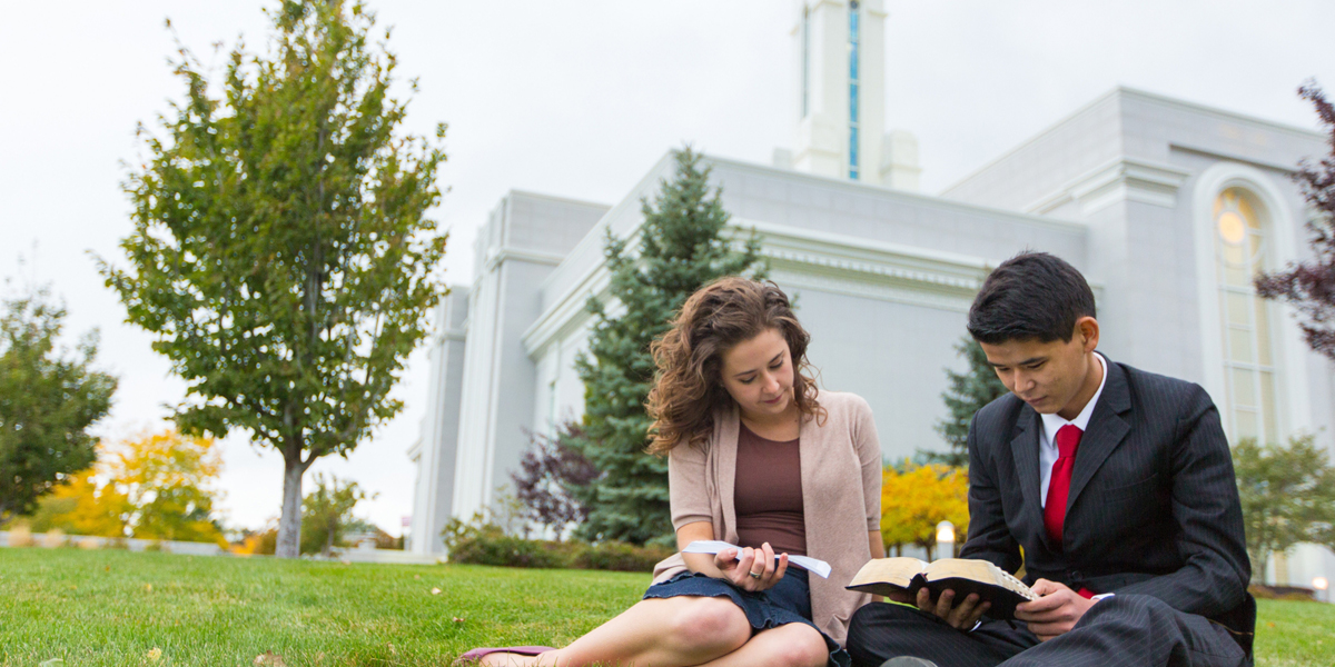 Leyendo las escrituras afuera del Templo, vía lds.org