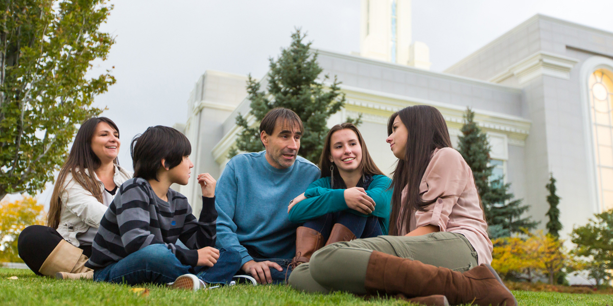 Familia sentada fuera del templo, imagen a través de lds.org