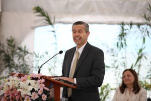 Élder Joaquín E. Costa, Setenta Autoridad General y segundo consejero de la presidencia del Área Sudamérica Sur, da unas palabras durante la ceremonia de la palada inicial del próximo Templo de Argentina