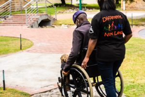 Usuario de una silla de ruedas en Sudáfrica, siendo asistido por un terapeuta. Crédito: La Iglesia de Jesucristo de los Santos de los Últimos Días.