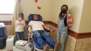 Acciones de servicio y donación de sangre: donadores en el edificio del Barrio La Molina Vieja, de la Iglesia en Lima, Perú.