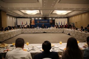 Representantes religiosos reunidos para desayunar, durante el Foro Interamericano para la colaboración y Diálogo interreligioso, 2022.