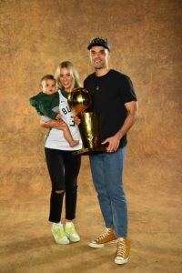 Elijah Bryant, jugador SUD de la NBA, con su esposa Jenelle Bryant y su pequeño hijo, Blu, posan con el trofeo del Campeonato de la NBA