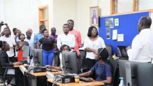 Visitantes en el Centro de Historia Familiar de la Iglesia en Ghana, durante la casa abierta en África. Crédito: La Iglesia de Jesucristo de los Santos de los Últimos Días.