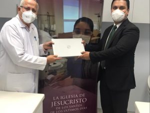 Obispo Hassel de la Estaca Managua realizando importante donación de equipo de prueba PCR al Ministerio de Salud de Managua. Crédito: La Iglesia de Jesucristo de los Santos de los Últimos Días.