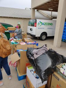 Entrega de los productos recolectados a AZCEND, organización benéfica local