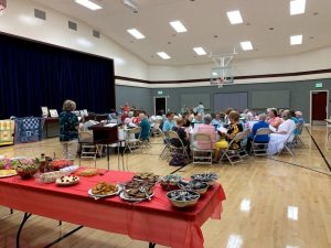 Mujeres durante un almuerzo mensual de servicio en Estaca Prescott Valley. Crédito: LaDawn Dalton