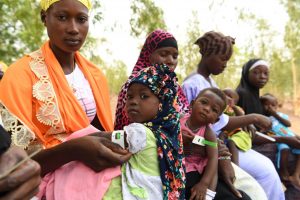 Como parte de la donación de la Iglesia a Unicef, se enseña a medir a los niños y a preparar papillas fortificadas