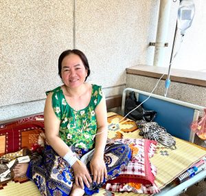 Yom Sokha beneficiaria de la ayuda a hospital y personal médico en Camboya